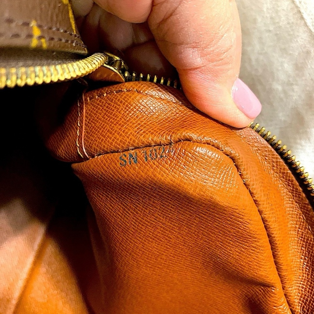 Authentic Louis Vuitton Tracadero 27 Monogram - Picture 10 of 13